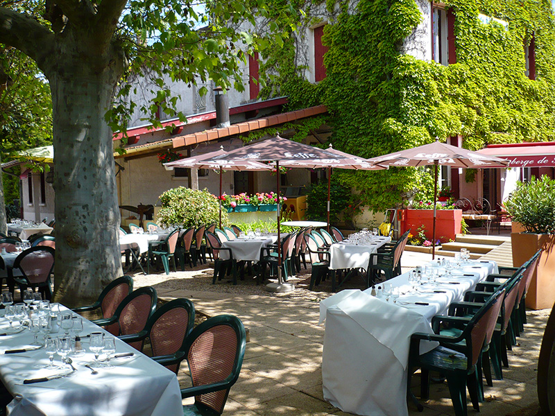 Auberge de Saint-Didier - terrasse et façade