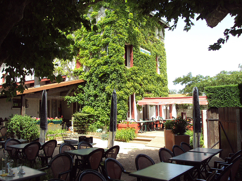 Auberge de Saint-Didier - terrasse et façade