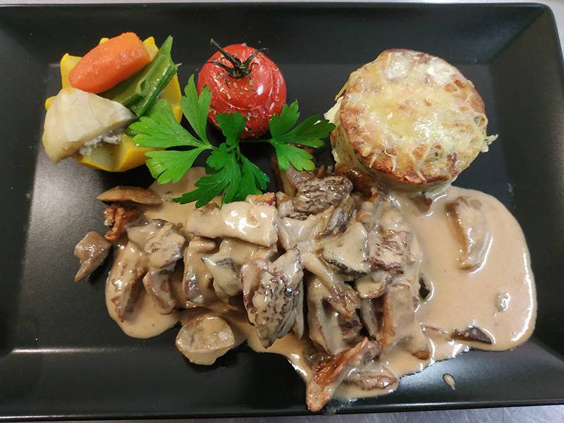 Auberge de Saint-Didier - suprême de pintade fermière aux morilles Auberge de Saint-Didier - suprême de pintade fermière aux morilles