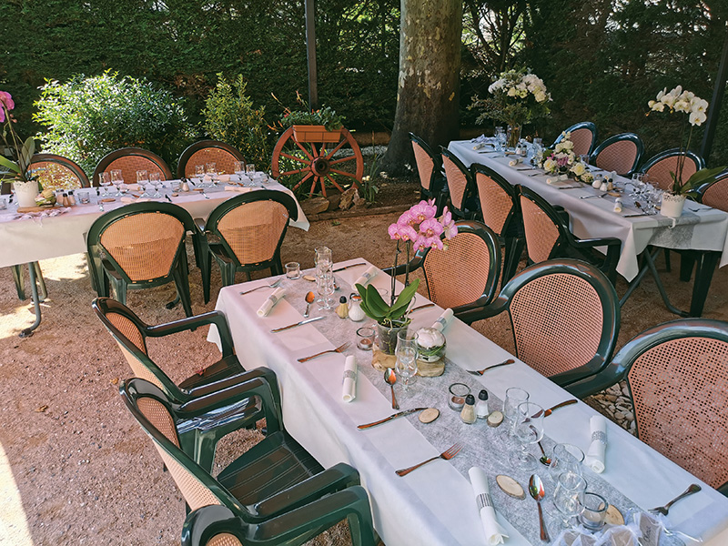 Auberge de Saint-Didier - tables extérieures